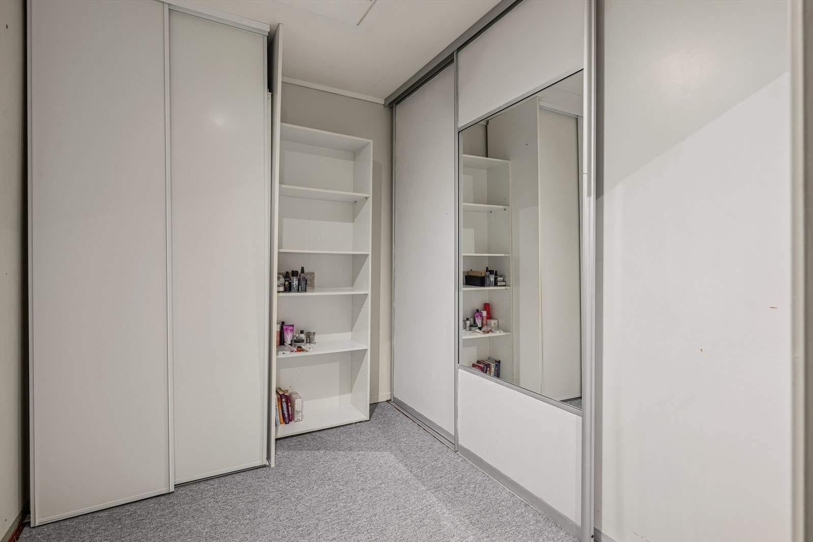 Det ene soverommet har også et smart garderoberom Galleribilde