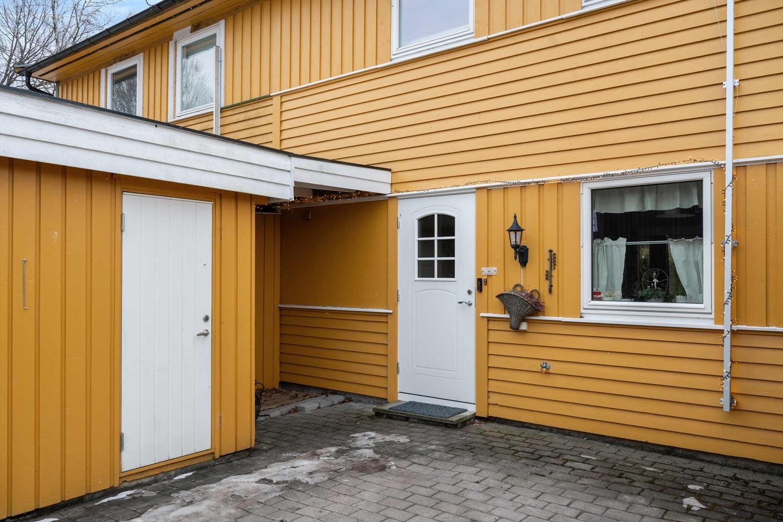 Ved inngangsdøren har man plass til bil Galleribilde