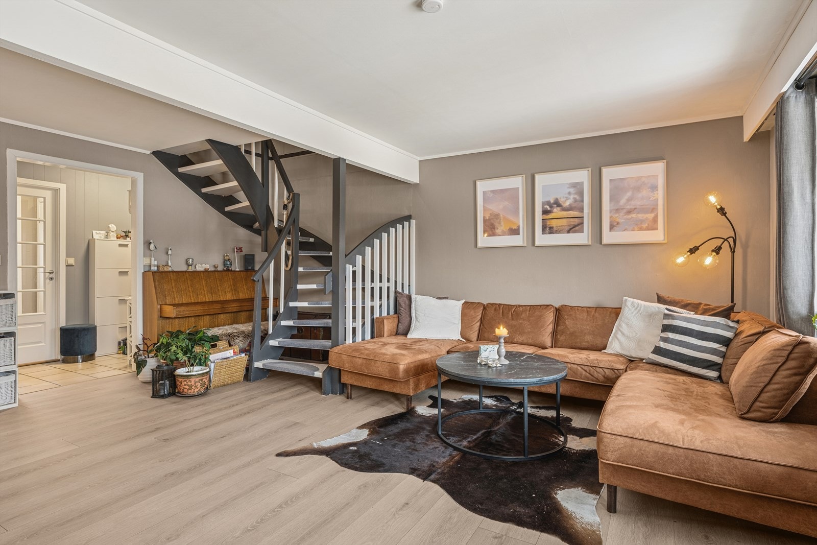 1 etasjen inneholder en romslig entrè, stue og kjøkken i delvis åpen løsning og bod. Galleribilde