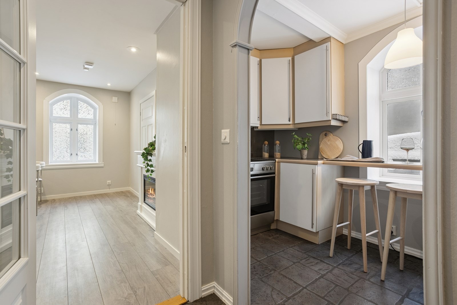 Kjøkken ligger rett ved stuen. Galleribilde