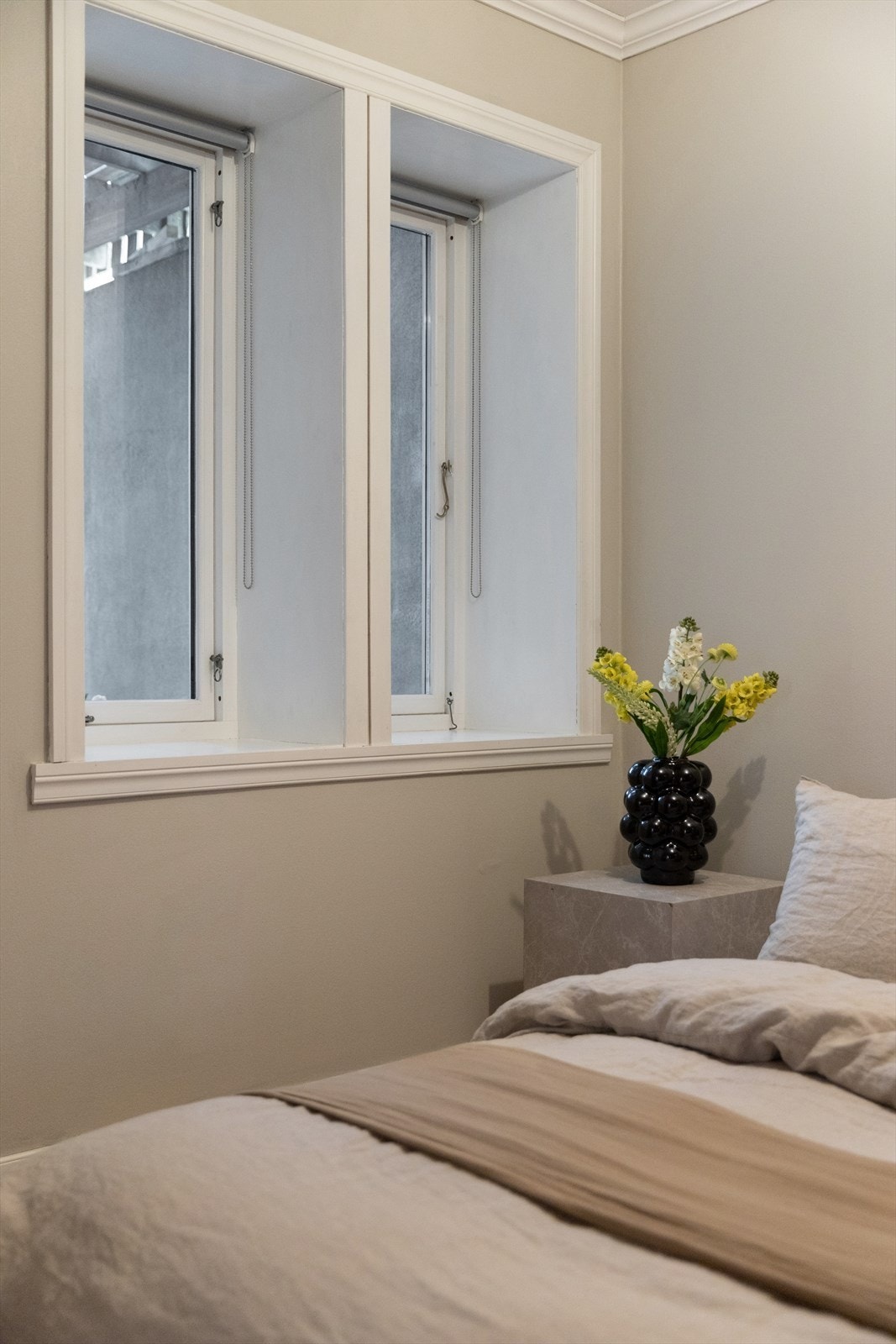 Soverom med vinduer mot bakgård. Galleribilde