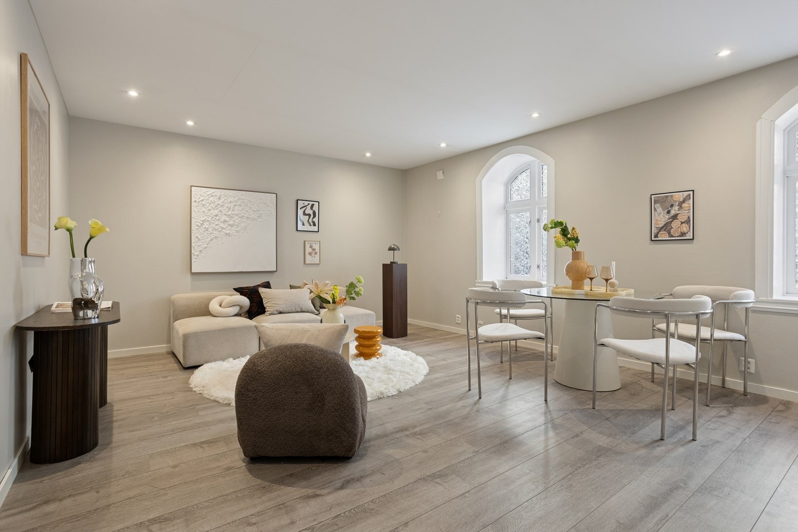 Stue med spiseplass og god plass til møblering. Galleribilde