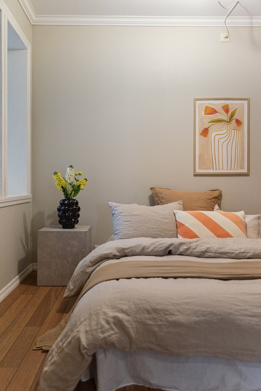 Hovedsoverom er romslig med vinduer ut mot bakgård. Tilbaketrukket. Galleribilde