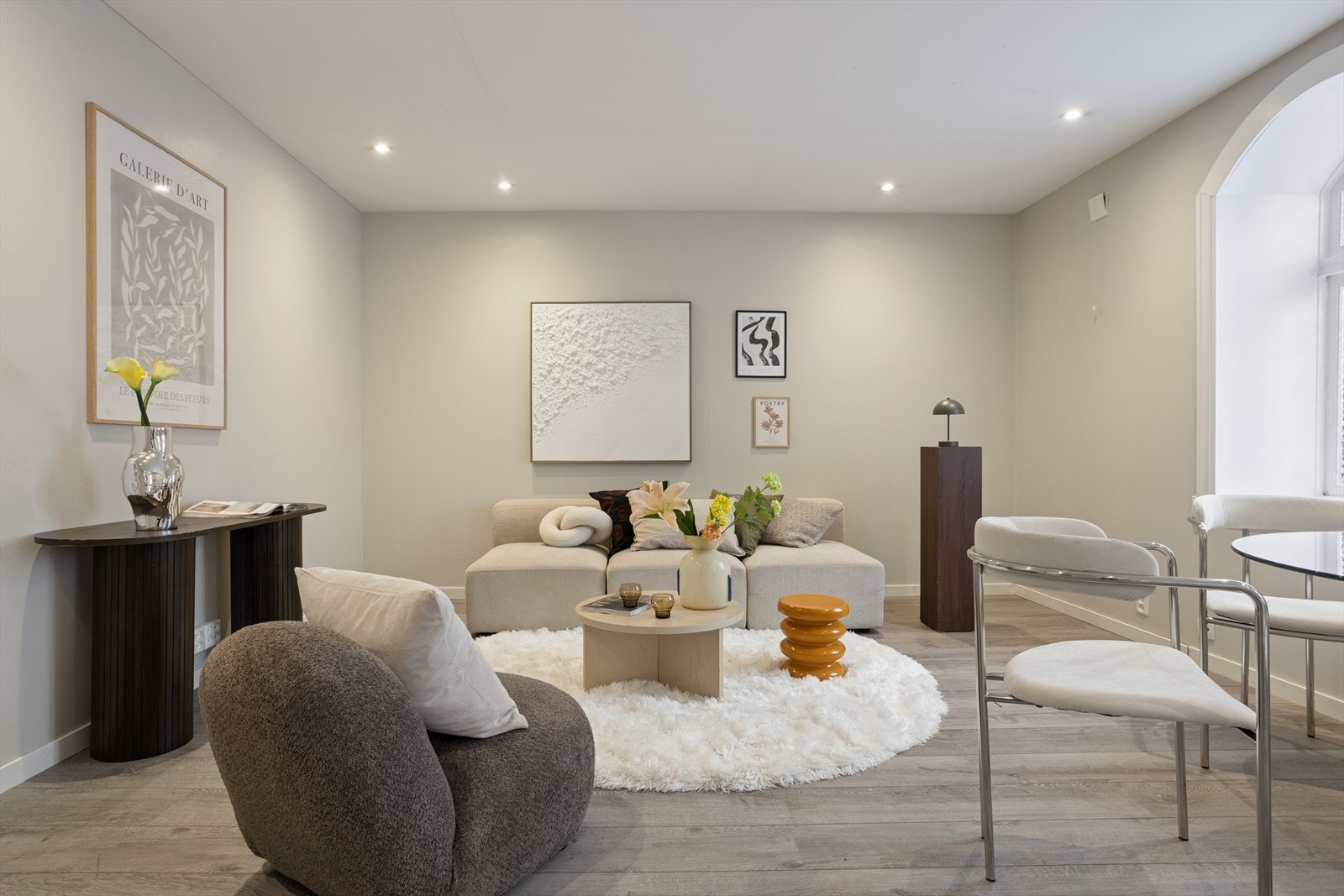 Stue med god plass til både sofa og spisestue. Galleribilde