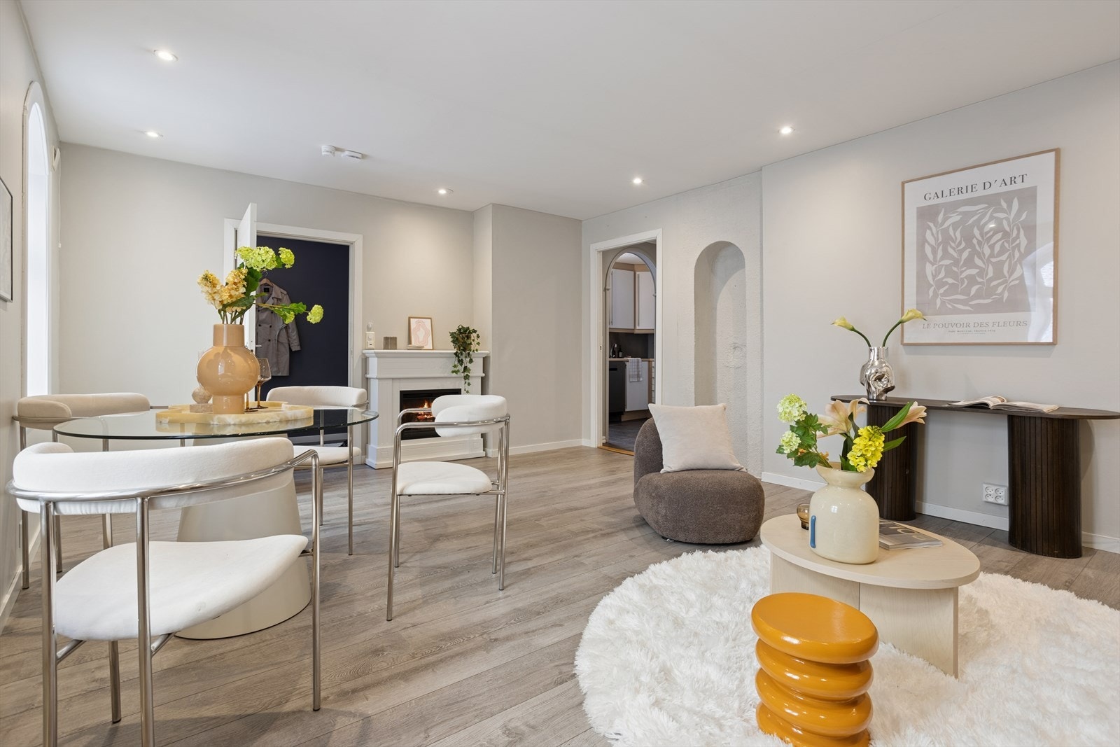 Fra inngangsparti kommer man rett inn i stuen. Galleribilde