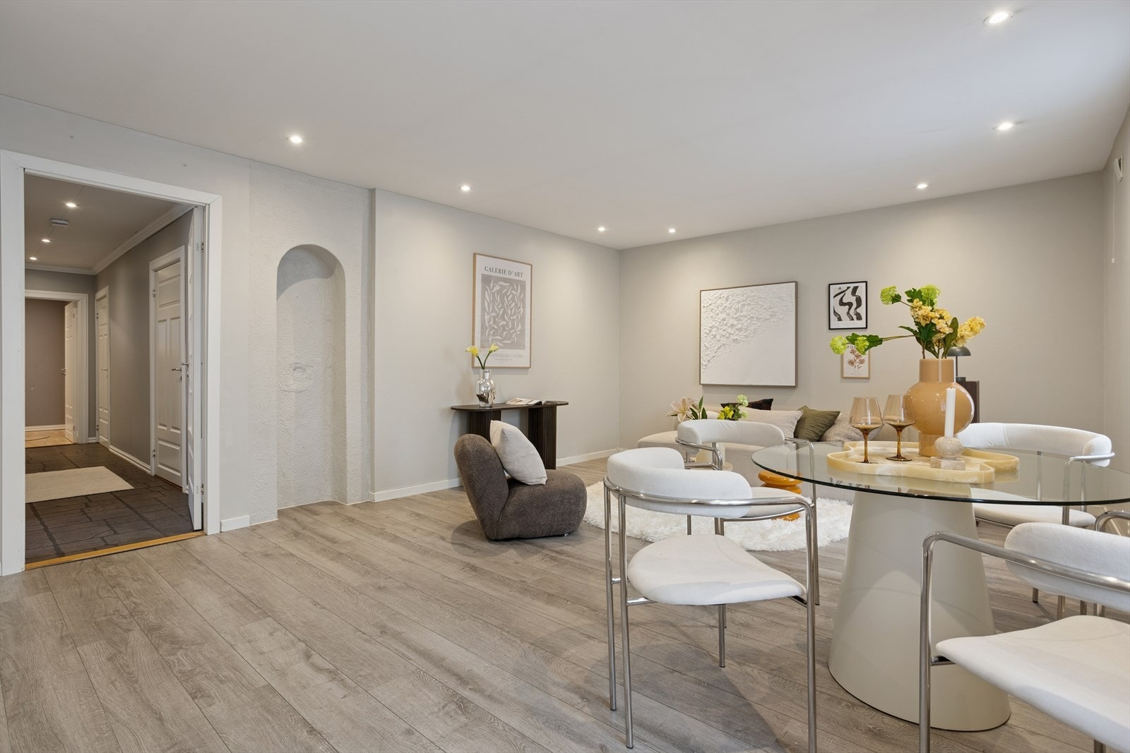 Stue inn mot gang. Galleribilde