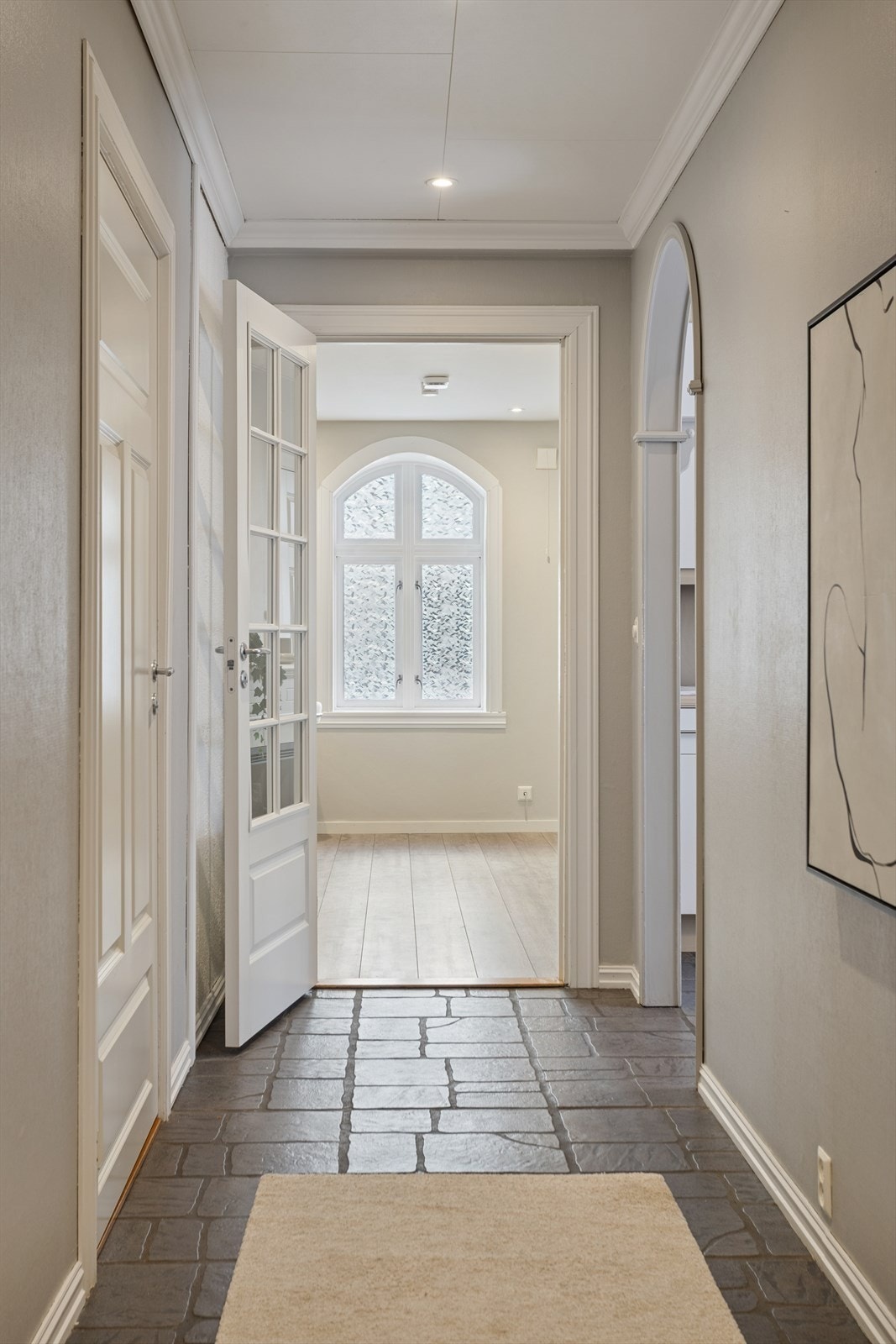 Gang inn mot stue. Galleribilde