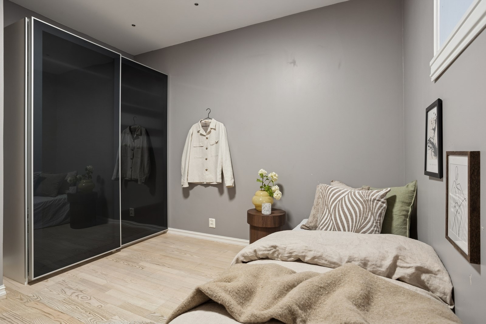 På tegninger hos kommunen er det tegnet inn 2 soverom. Vindu er for lite, og dermed er ikke dette rommet godkjent som soverom. Galleribilde