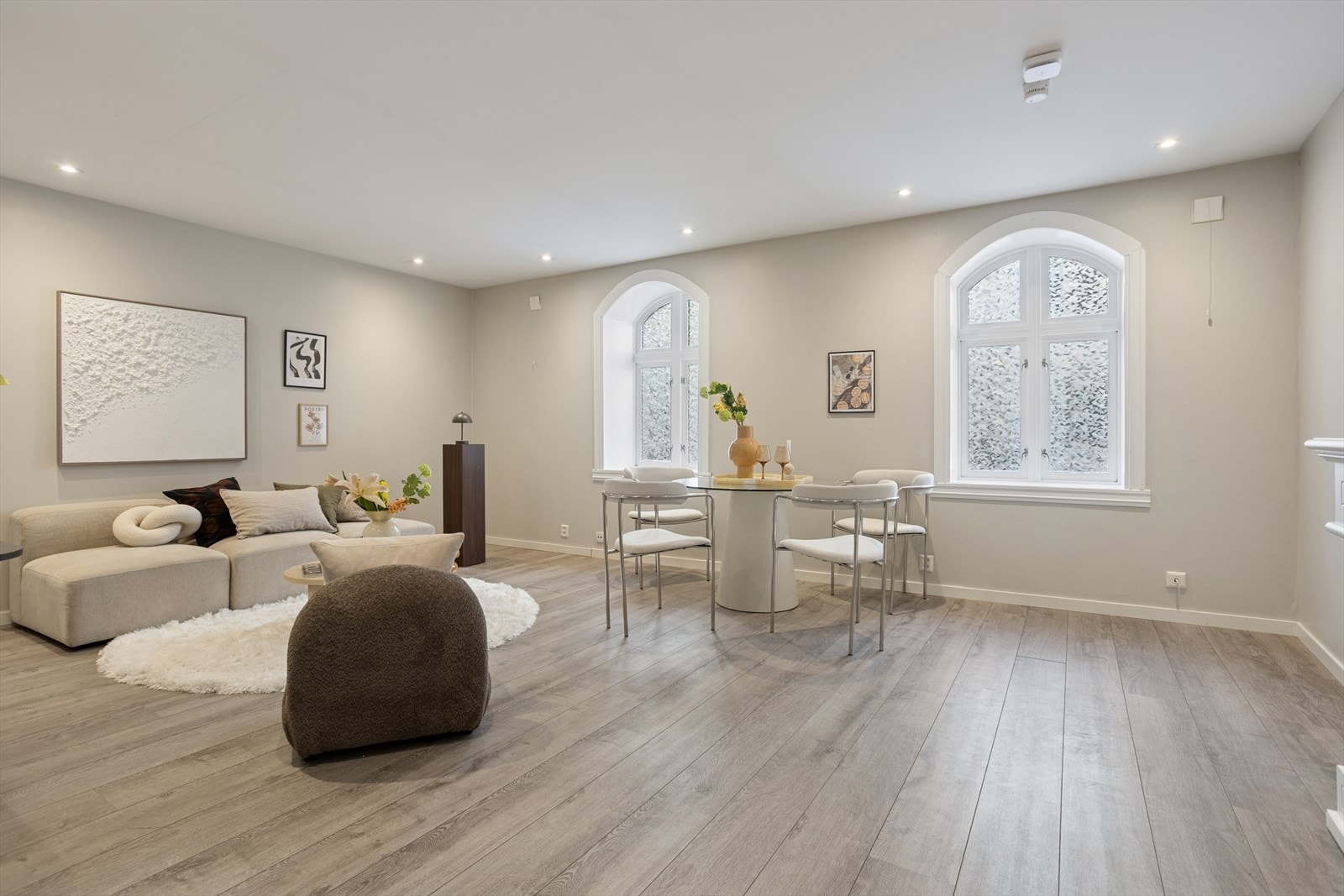 Stuen er lys og fin med spotter i tak. Galleribilde