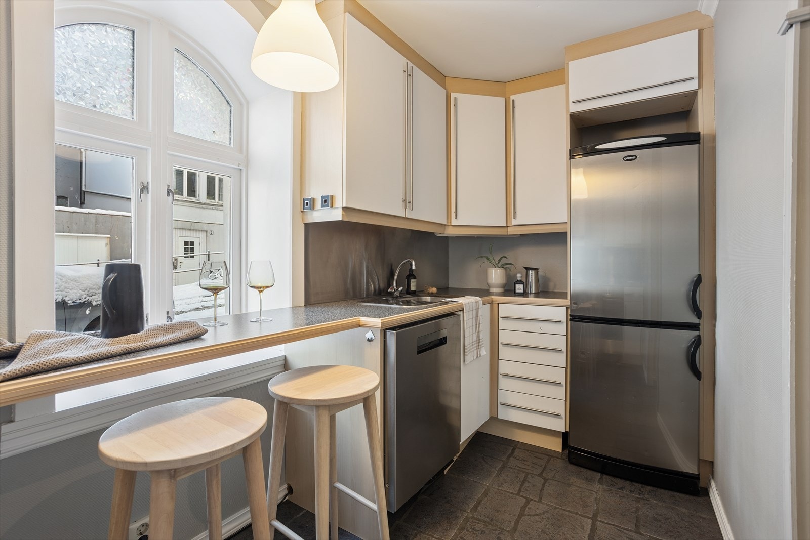 Kjøkken med god skap- og benkeplass. Galleribilde