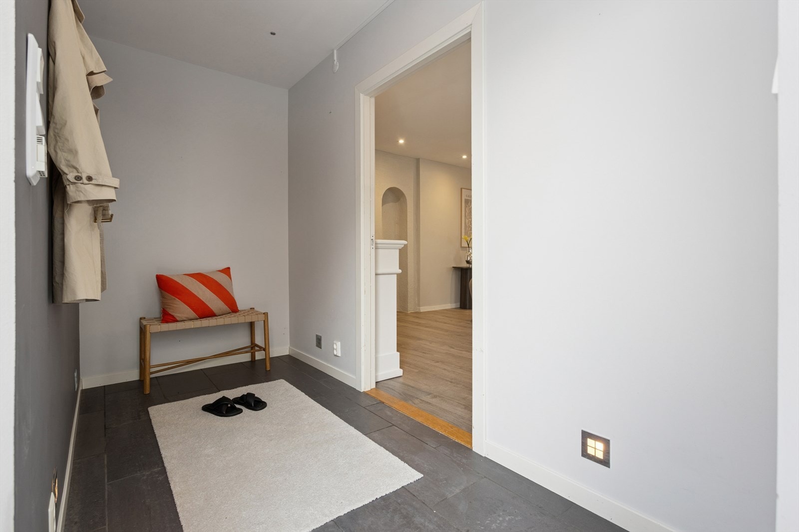 Romslig gang og stue innenfor. Galleribilde