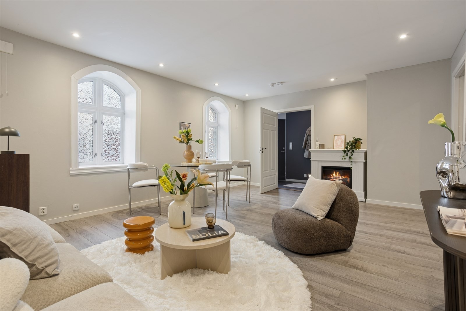 Stuen har god størrelse og bra med lysinnslipp. Galleribilde