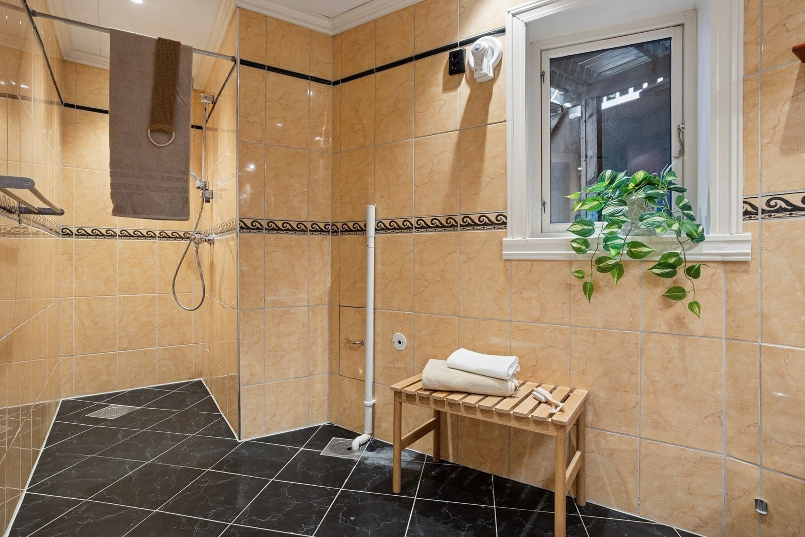 Bad med dusj og plass til vaskemaskin, c Galleribilde