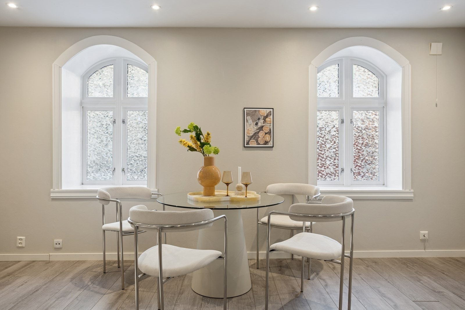 Vinduene er foliert slik at lys kommer inn, men ikke innsyn. Galleribilde