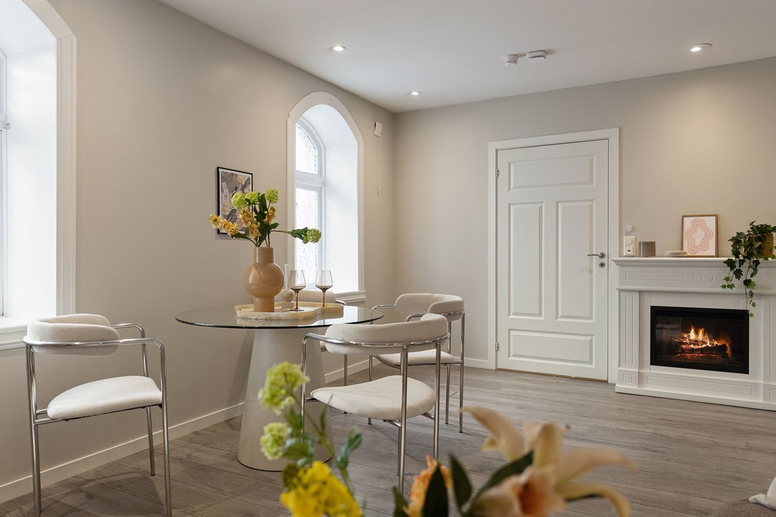 Stue med elektrisk peis. Denne er mest til pynt. Galleribilde