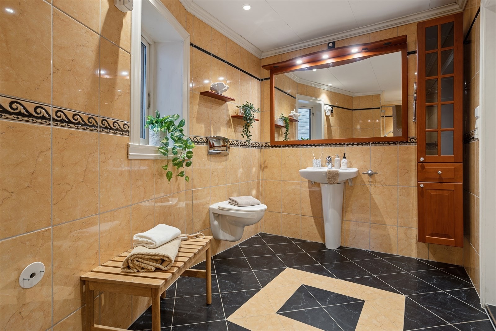 Badet har vindu og varme i gulv. Galleribilde