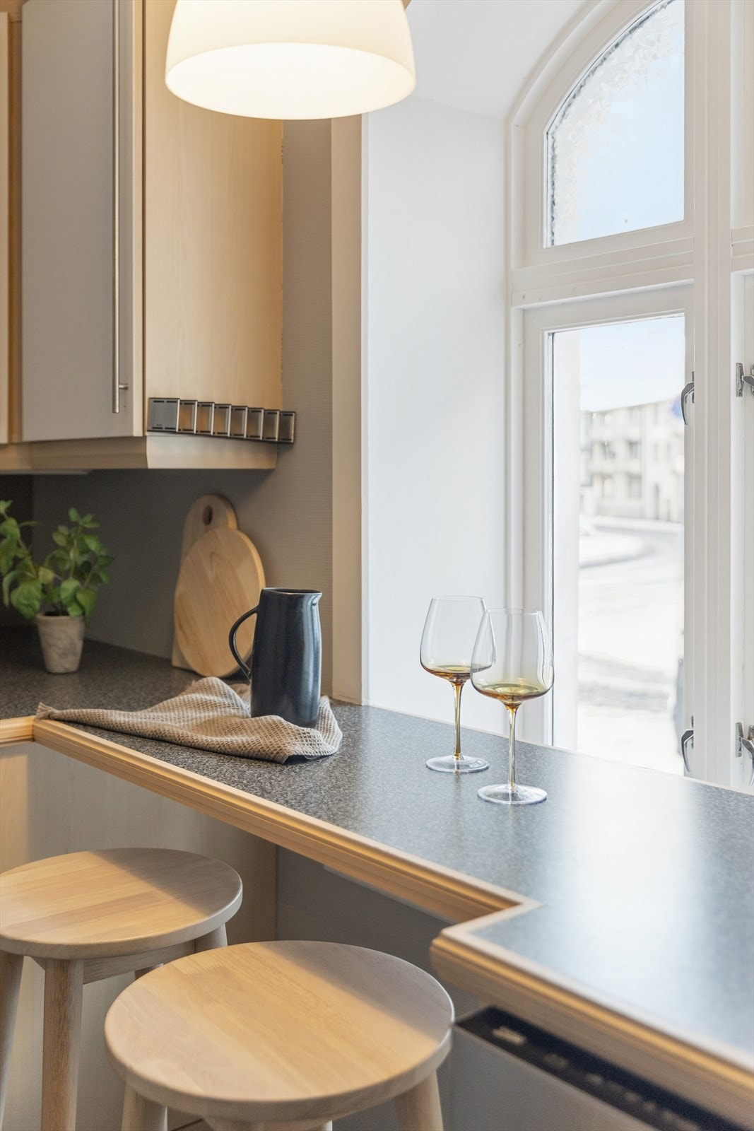 Kjøkken med vindu. Galleribilde