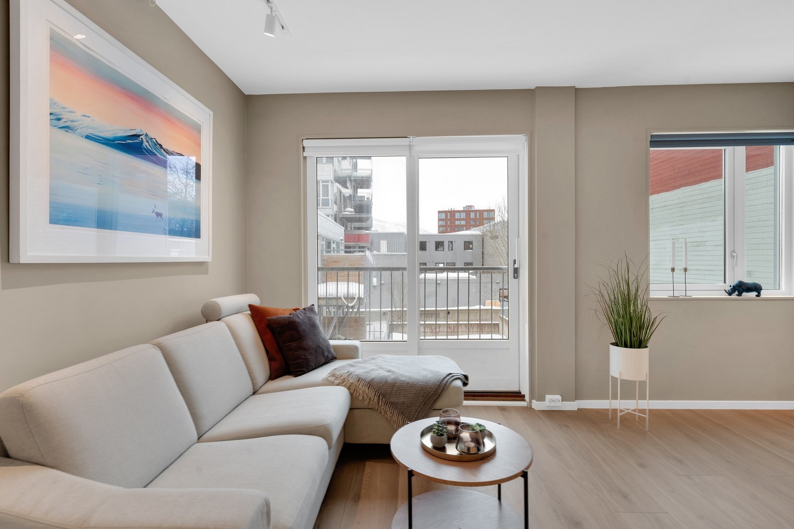 Stuen har store vinduer og utgang til en fransk balkong. Galleribilde