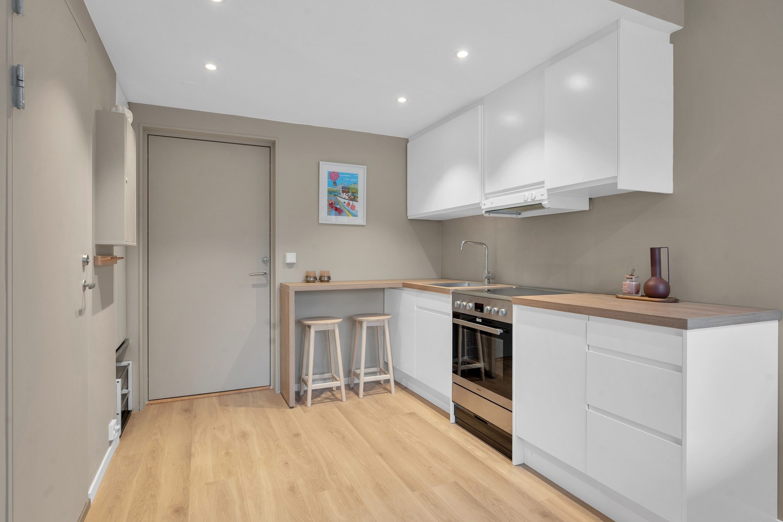 Kjøle og fryseskap er plassert rett ved kjøkkenet i "huken" bak sikringsskapet. Galleribilde