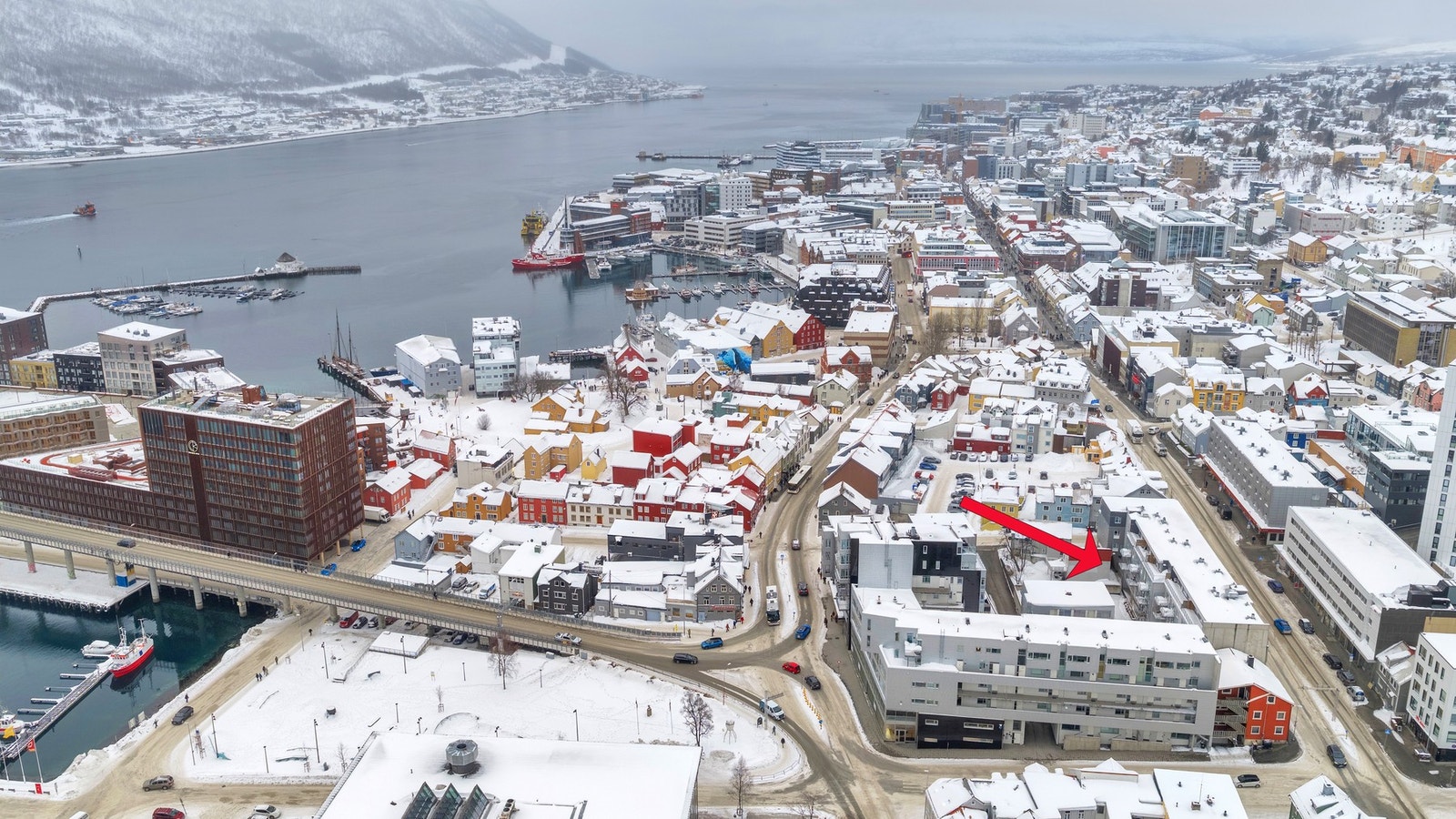 Leiligheten er sentralt plassert med nærhet til treningssenter og søndagsåpen butikk. Galleribilde