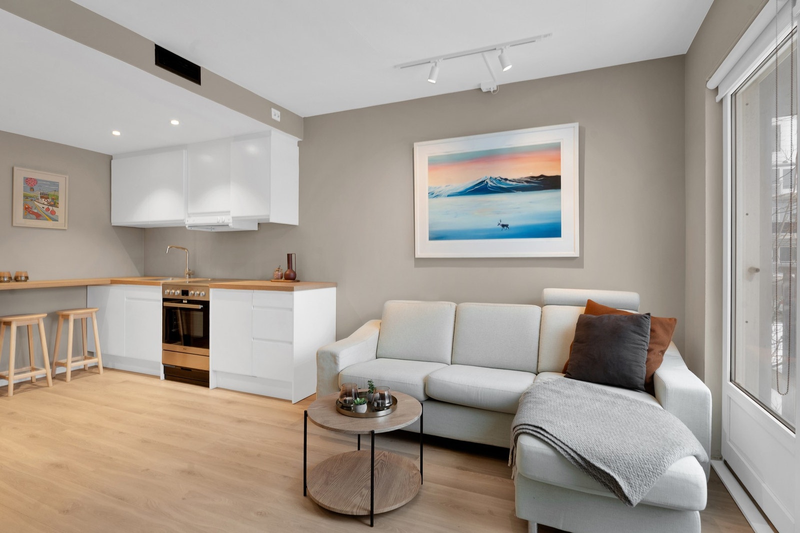 Kjøkkenet har egen frokostplass. Galleribilde