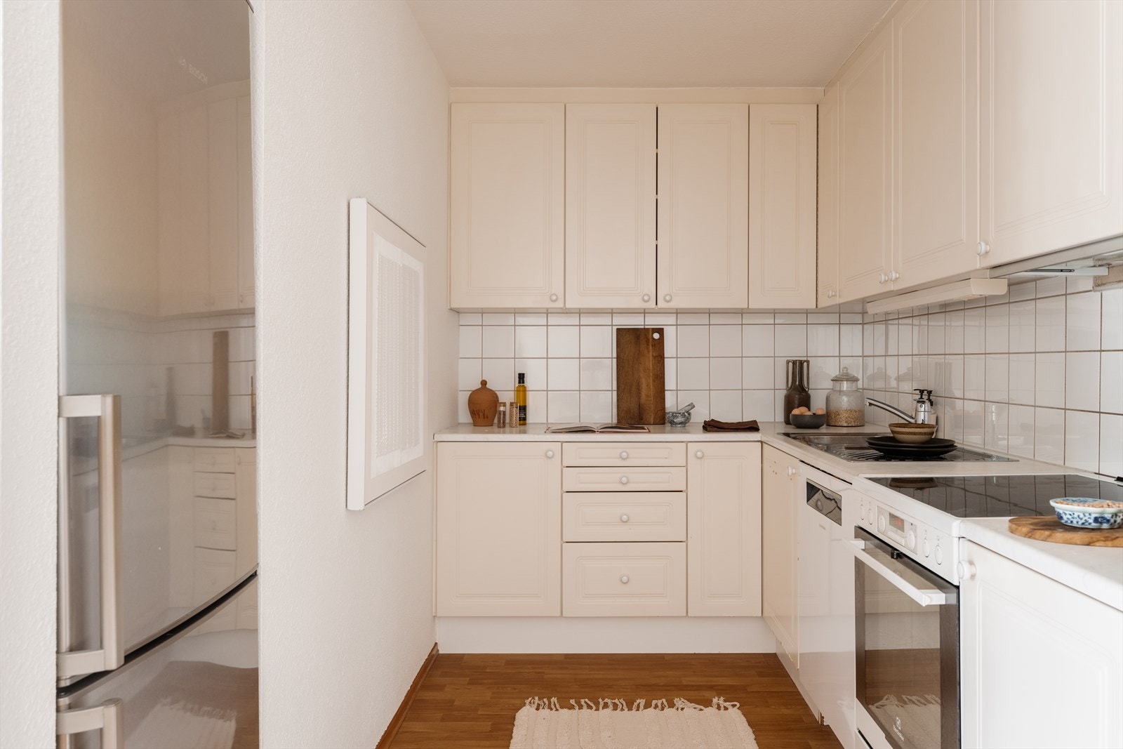 Det er plass til frittstående kjøleskap i praktisk nisje Galleribilde