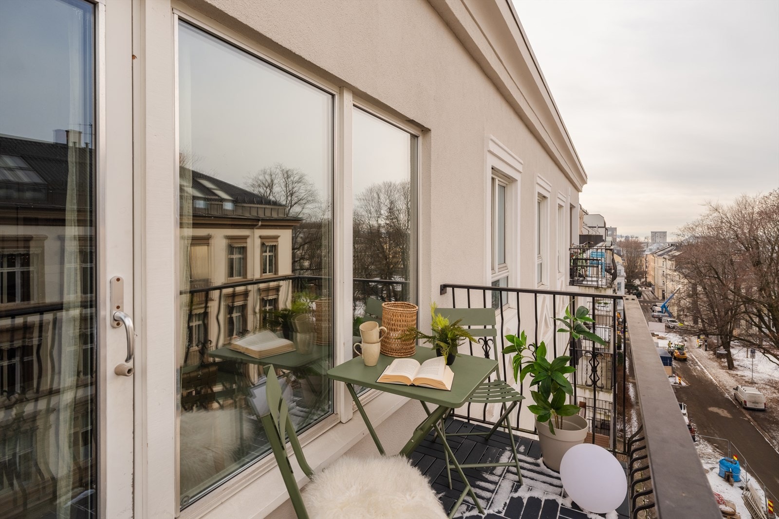 Herfra kan man nyte utsikten mot parken og ettermiddags-/kveldssol Galleribilde