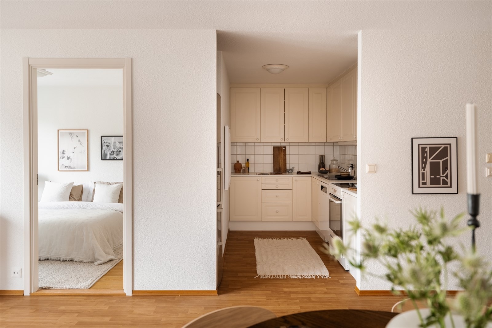 Kjøkkeninnredning med glatte fronter og laminat benkeplate Galleribilde