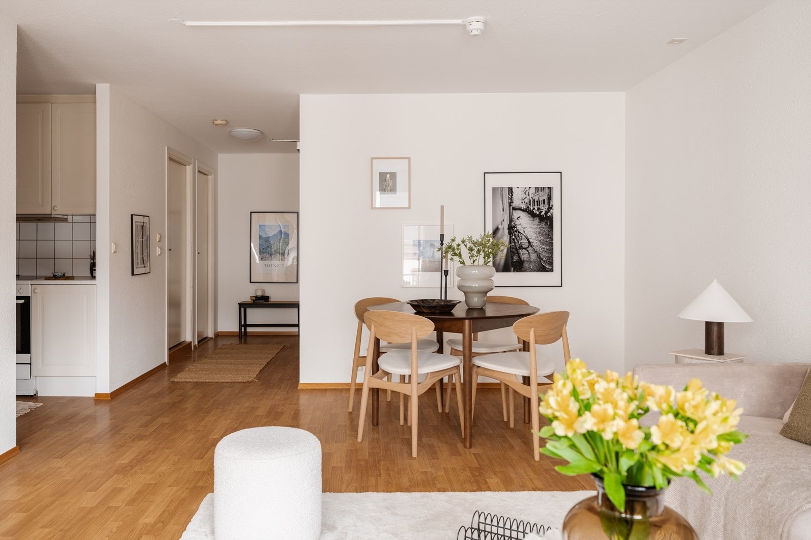 I naturlig tilknytning til stue/kjøkken er det plass til spisebord Galleribilde