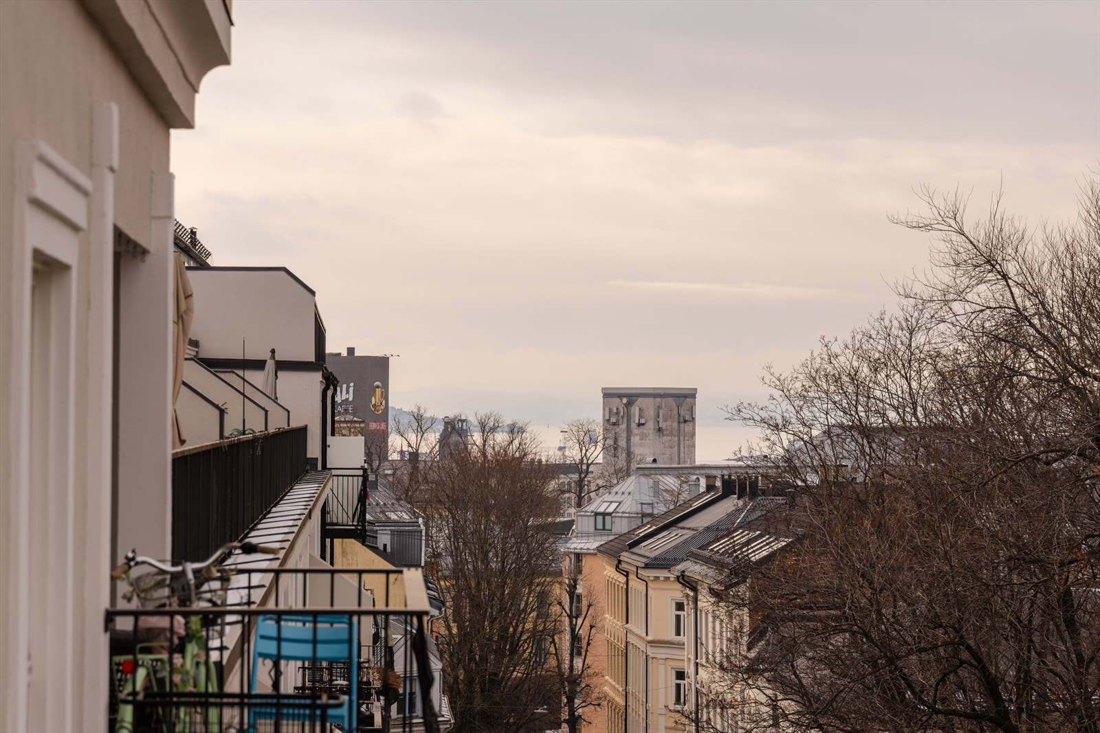 Fra balkongen kan du skimte Oslofjorden i de fjerne Galleribilde