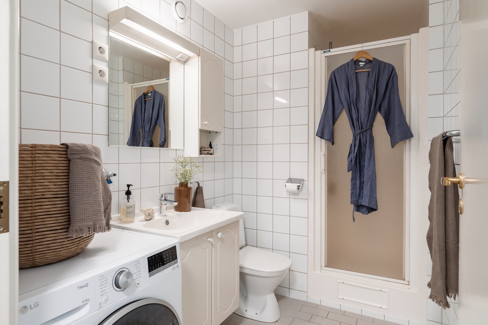 Flislagt bad med opplegg for vaskemaskin Galleribilde