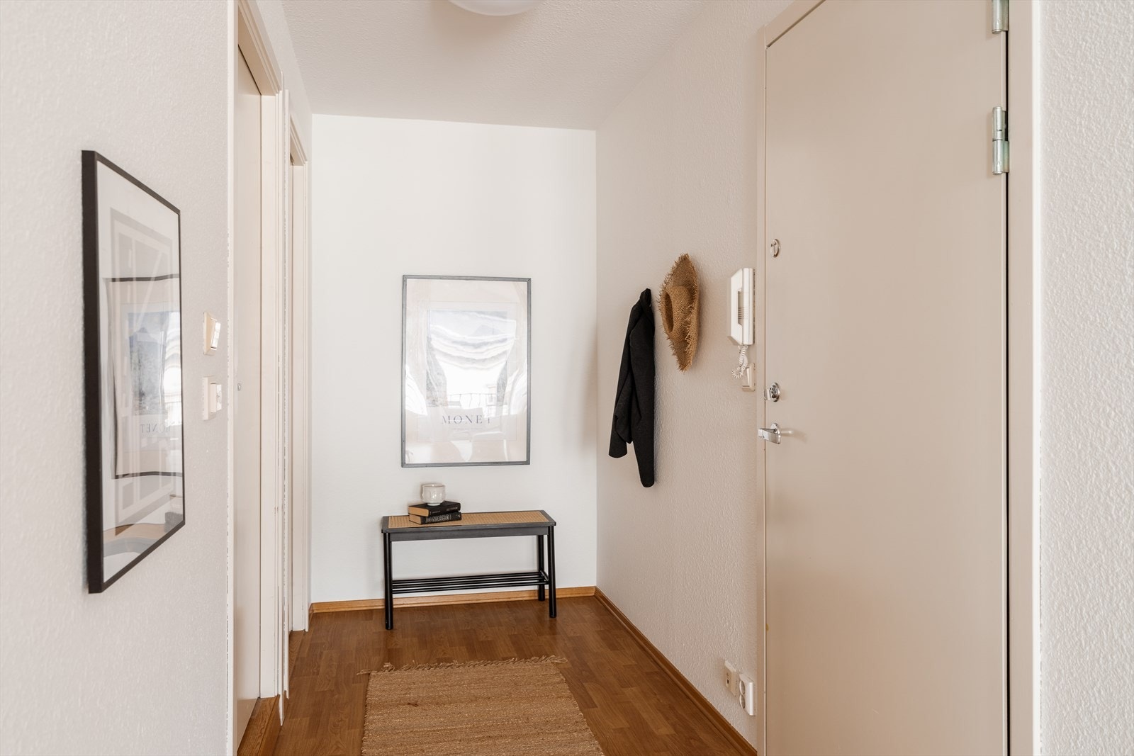 Lys og romslig entré med porttelefon og praktisk bod for oppbevaring Galleribilde