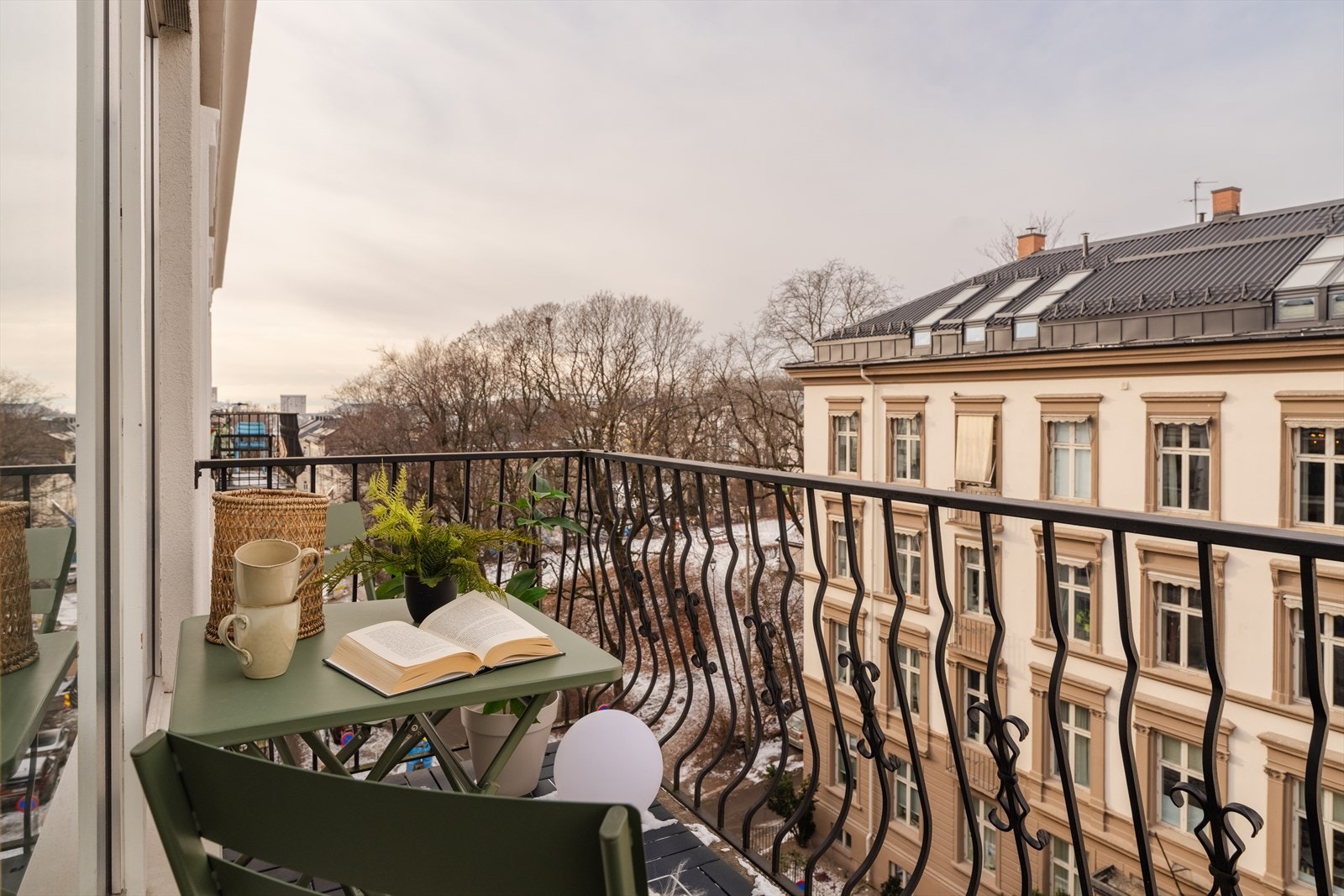 Leiligheten ligger høyt og fritt i 6. etasje med heis - sentralt, men samtidig tilbaketrukket Galleribilde