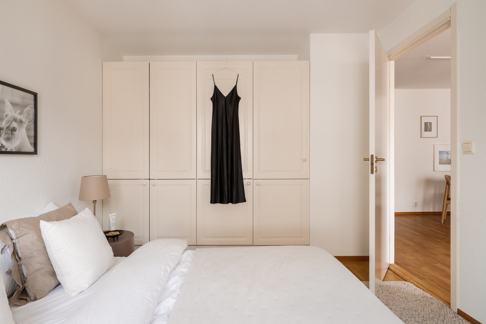 God plass til dobbeltseng og rikelig med oppbevaring i garderobeløsning Galleribilde