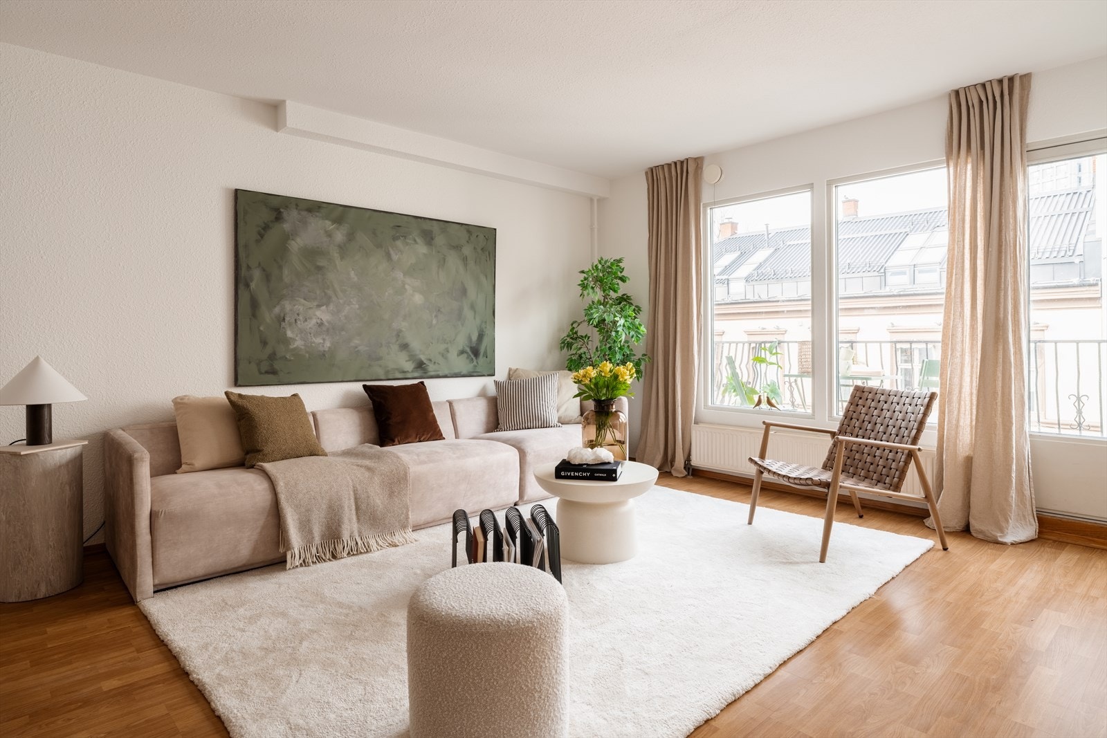 Fra stuen er det direkte adkomst til en luftig vestvendt balkong på hele 3 kvm Galleribilde