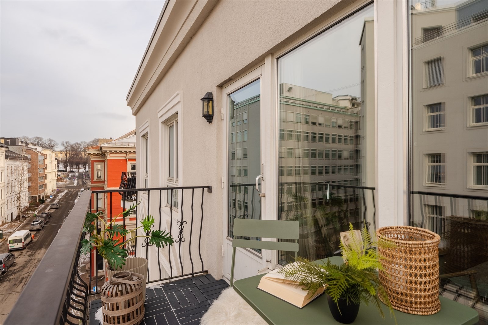 På høyre hånd har man utsikt opp mot slottet og slottsparken Galleribilde