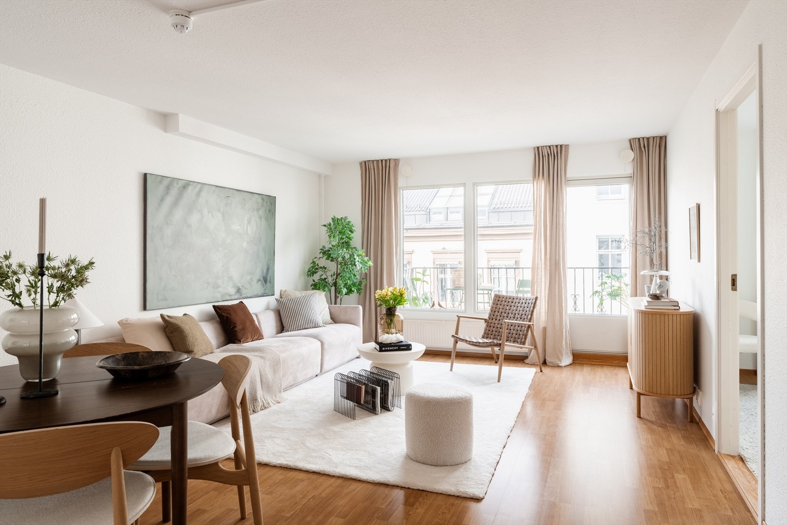 Leilighetens romslige planløsning gir fine muligheter for å skape ulike soner tilpasset behov og livsstil Galleribilde