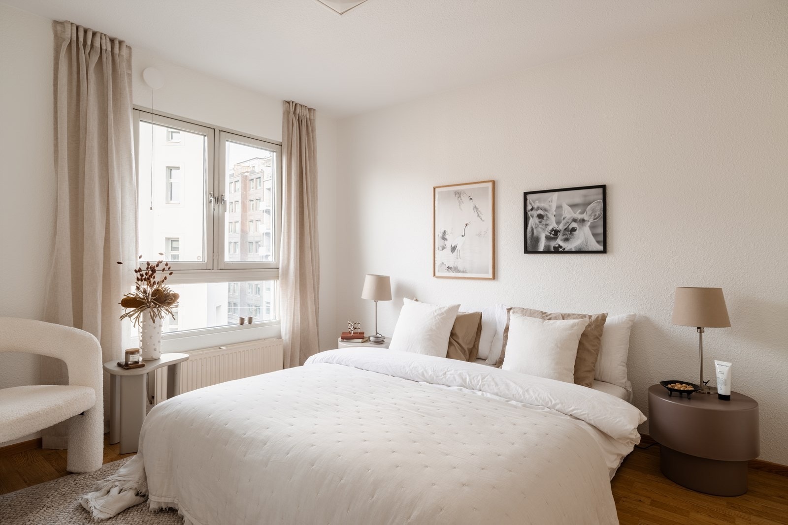 Lyst og luftig soverom med delikate fargetoner og naturlig lysinnslipp Galleribilde