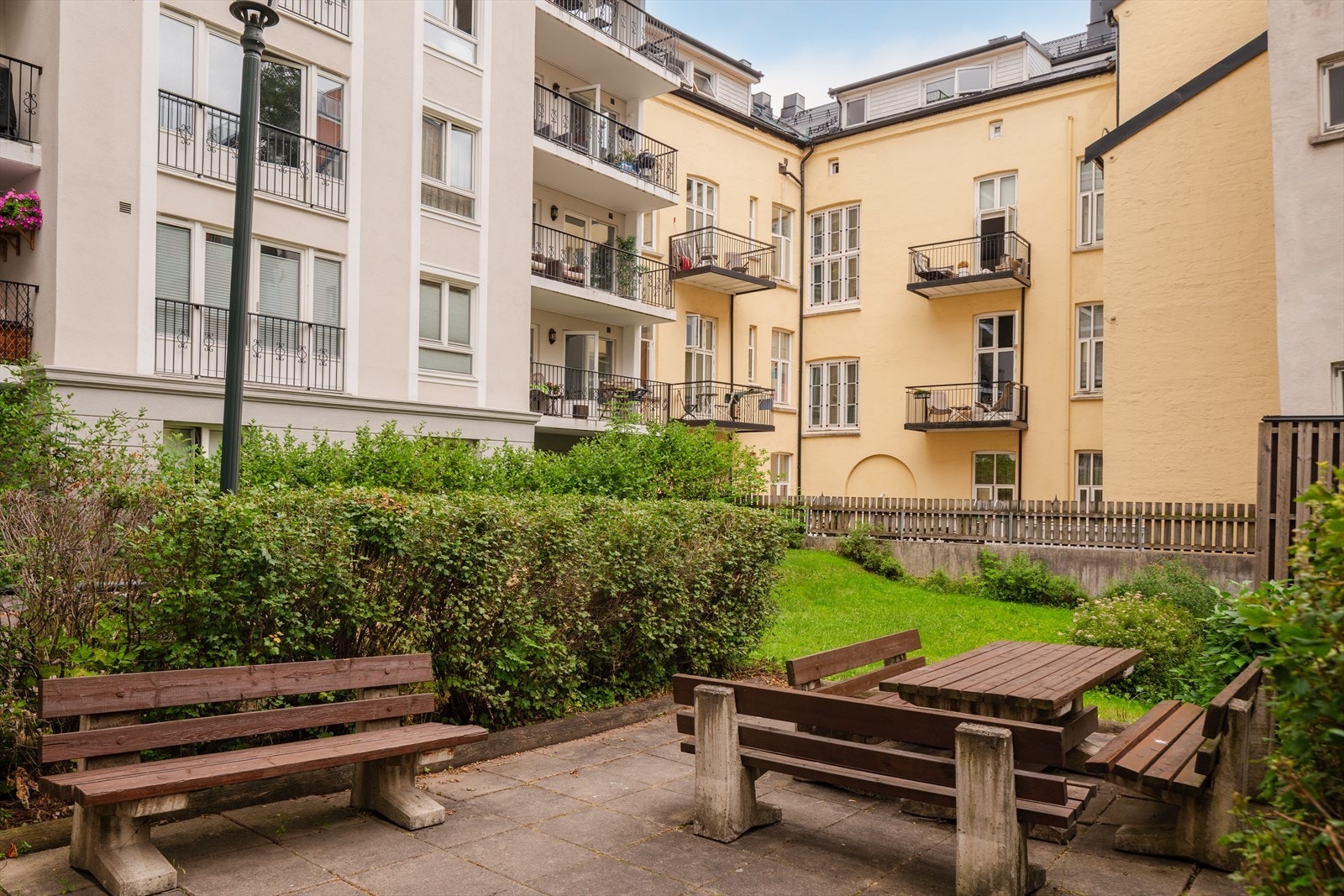 Her er det lagt til rette for sosiale sammenkomster med flere sittegrupper Galleribilde