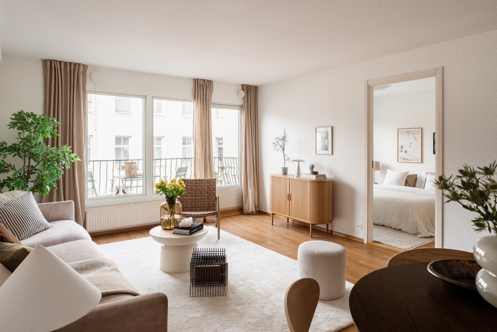 Lys og luftig stue med store vindusflater som slipper inn rikelig med naturlig lys Galleribilde