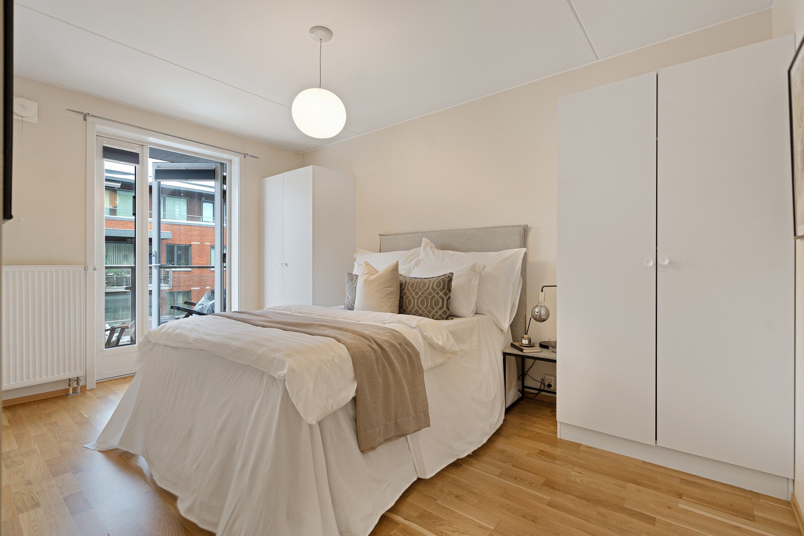 Hovedsoverom har utgang til nord/vestvendt balkong med kveldssol og utsikt til Tønsberg brygg Galleribilde