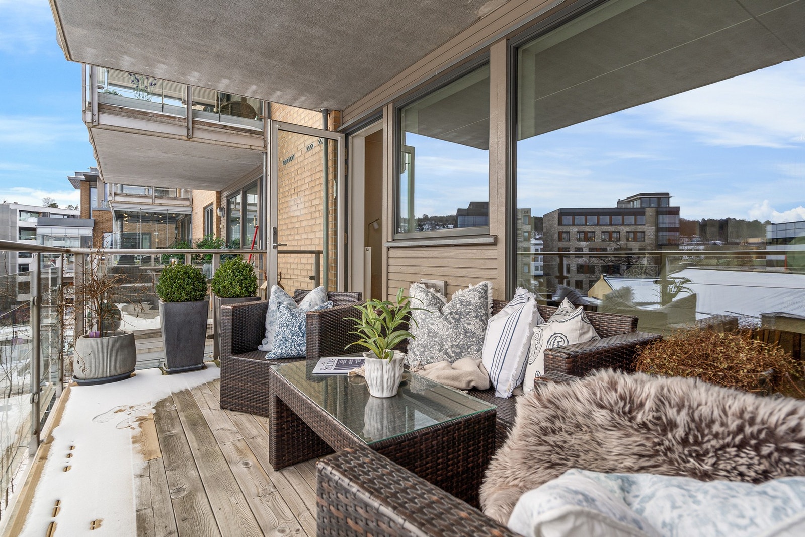 Solrik og lun balkong Galleribilde