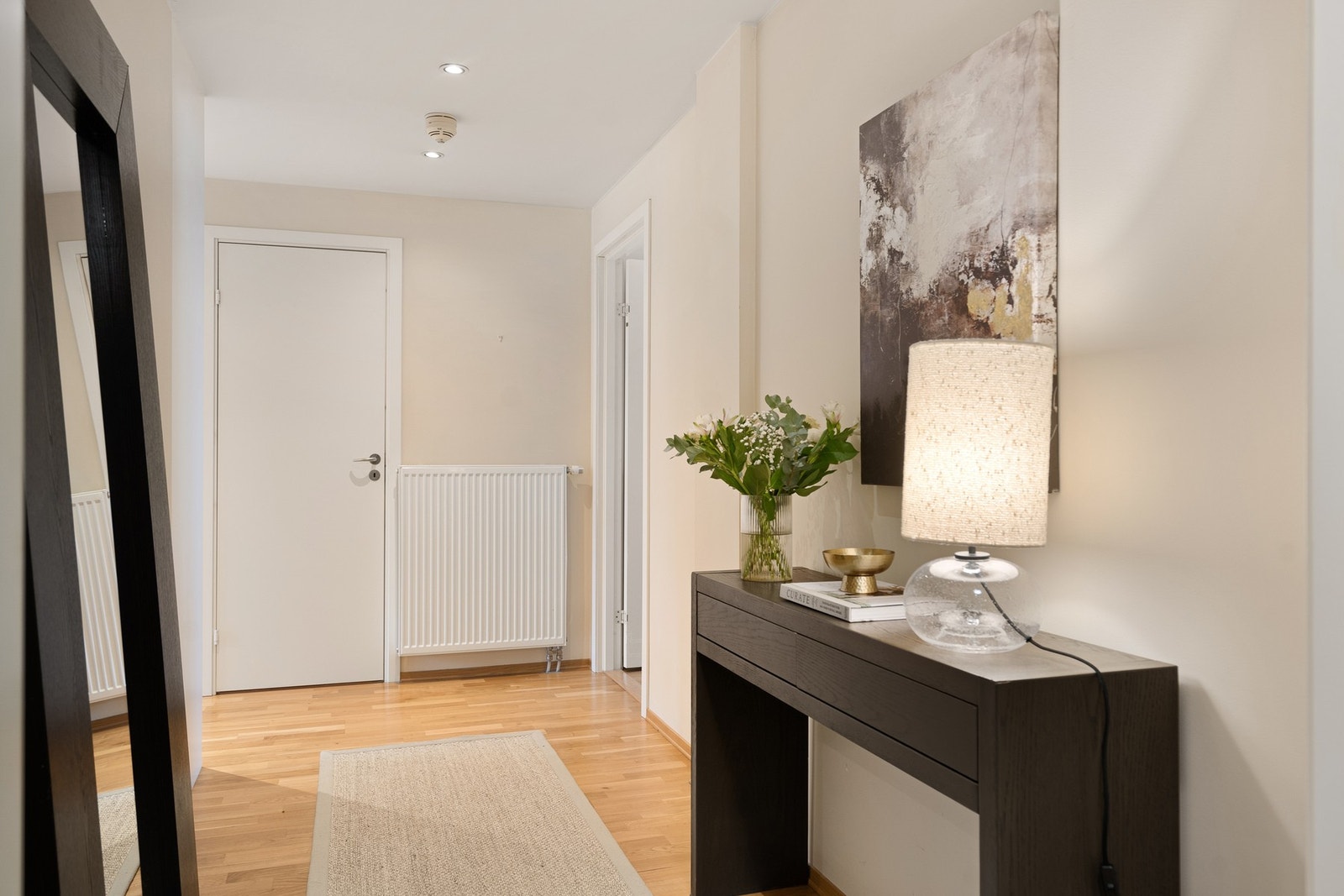 Romslig hall med garderobe Galleribilde