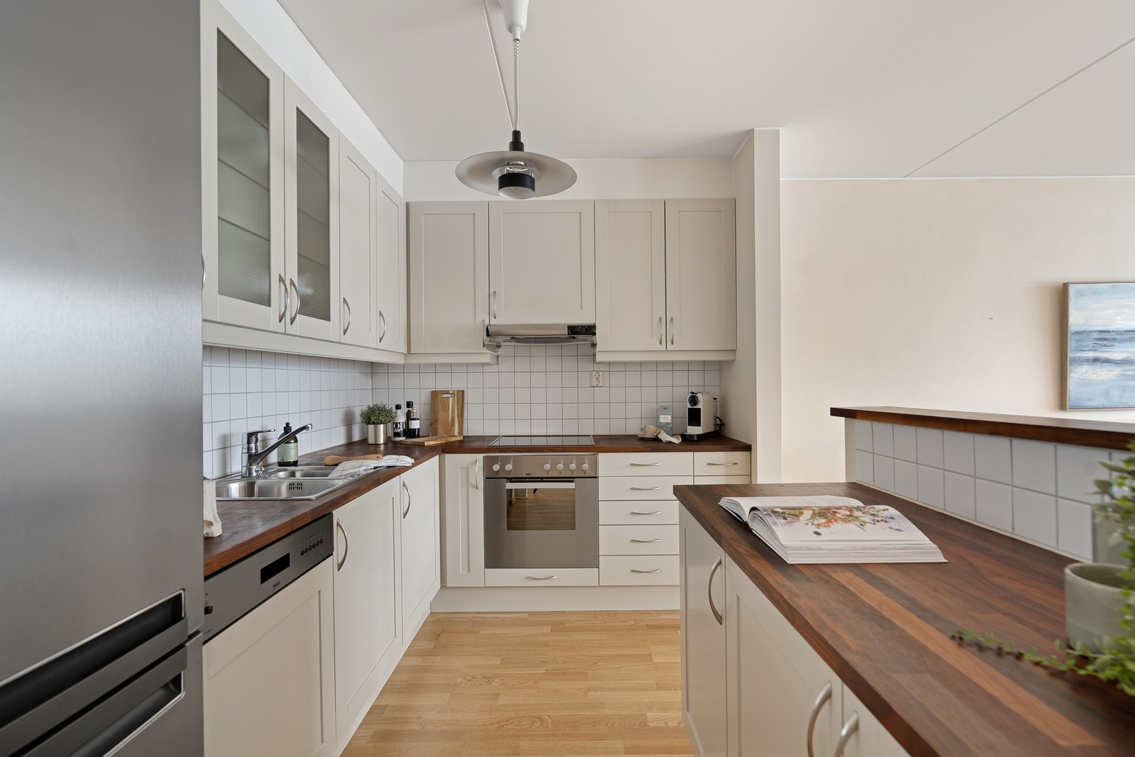 Velutstyrt kjøkken med integrerte hvitevarer Galleribilde