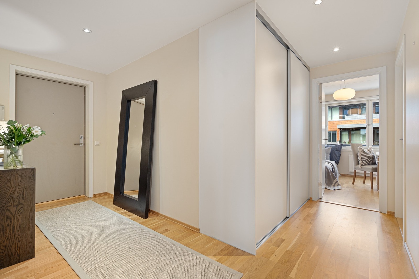 Romslig hall med garderobe Galleribilde