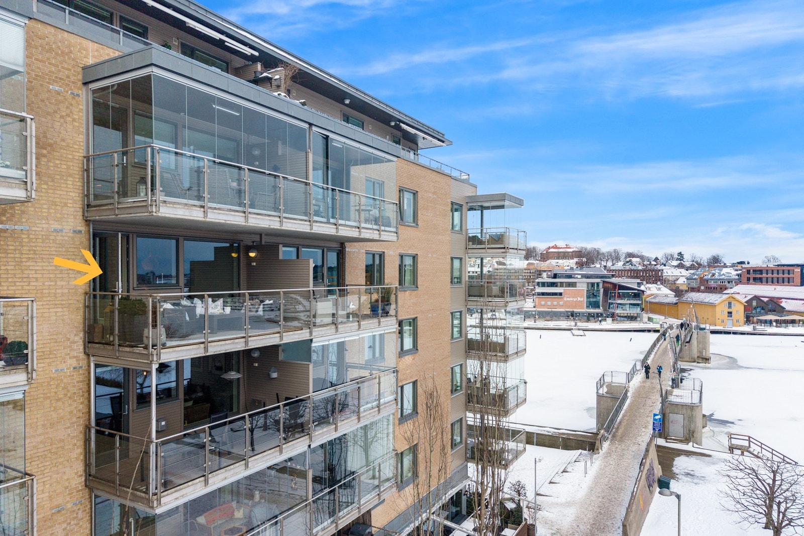 Lun og solrik balkong Galleribilde