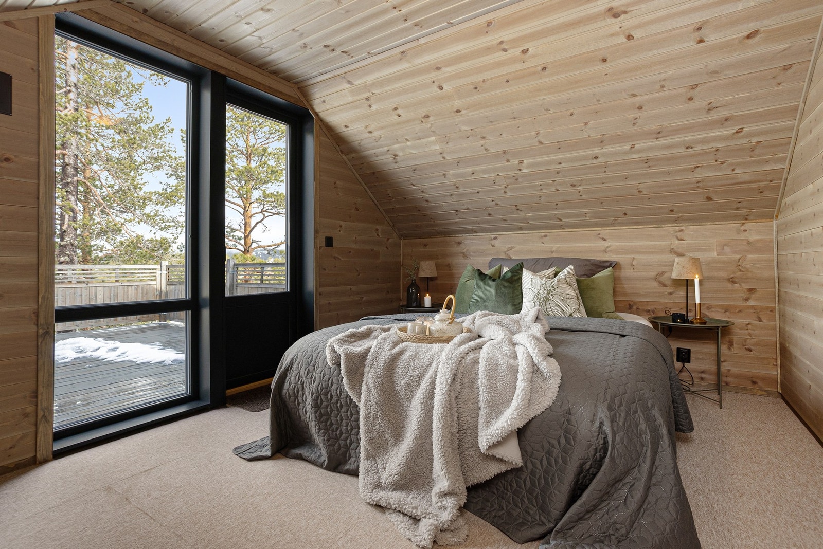 Soverom i loftsetasjen med adgang til en romslig terrasse som er bygd over tilhørende bod Galleribilde