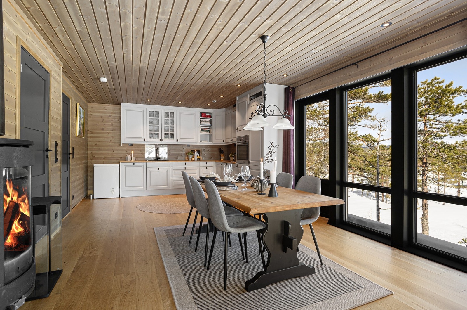 Rommet har parkett på gulv. Galleribilde