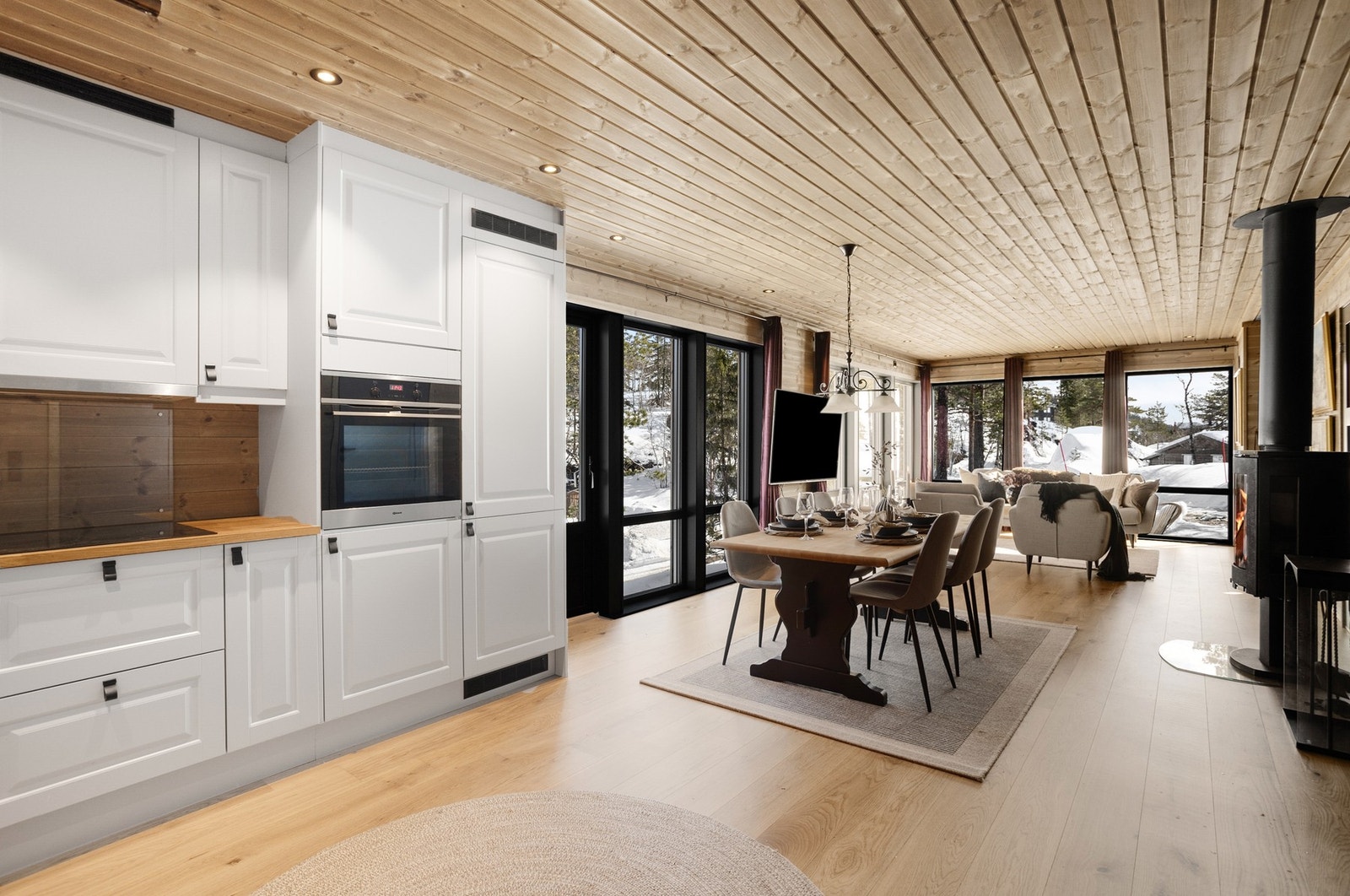 Det er montert spotter i himling Galleribilde