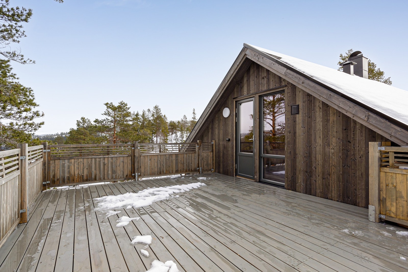 Meget romslig terrasse ut fra soverom i loftsetasje. Det er bygget på trappetrinn i nyere tid. Galleribilde